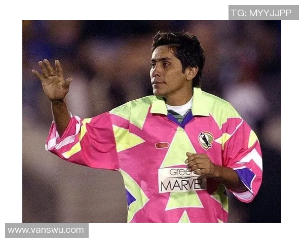 足球球星当众拒收红包展现高尚体育精神引发网友热议